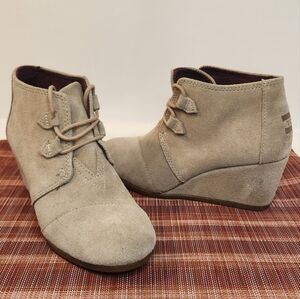 Toms Kala Suede Beige Tan Wedge 2 3/4" Heel Lace Up Bootie Size 6.5